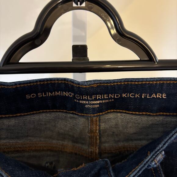 Chico's EUC Women's So Slimming Girlfriend Kick Flare Frayed Hem Jeans Size 6 - Picture 5 of 10